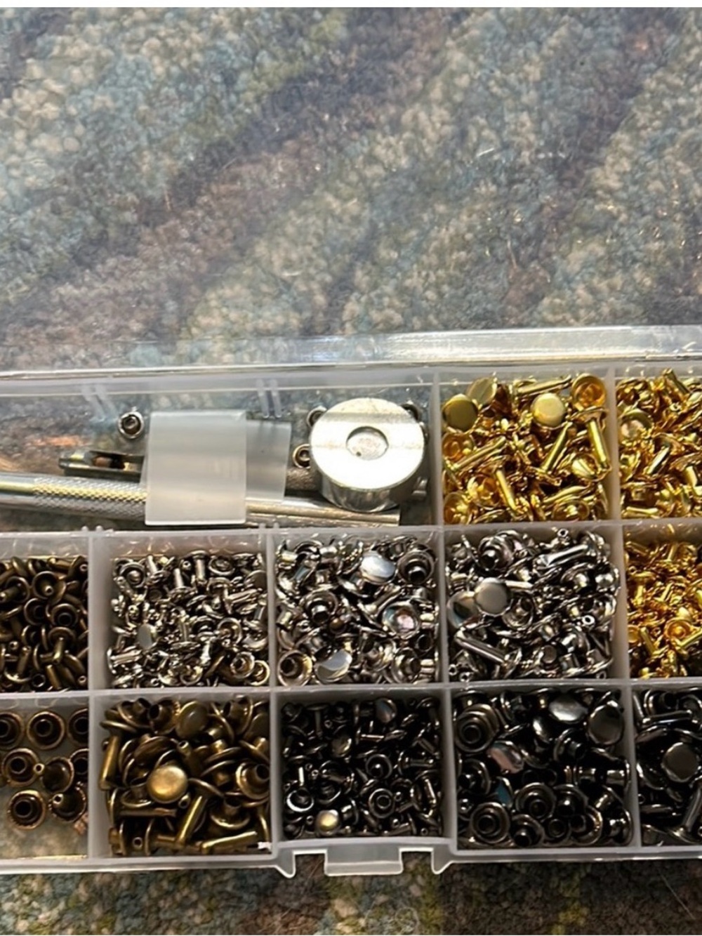 Rivet set for Leather, 4 colors with punching tool